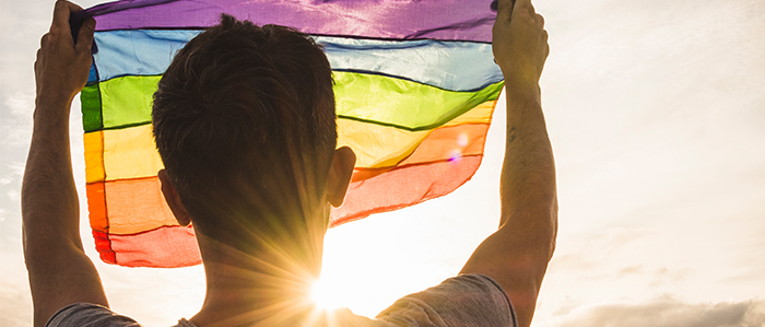 Personalidades LGBTIA+ ocupam redes sociais do aeroporto