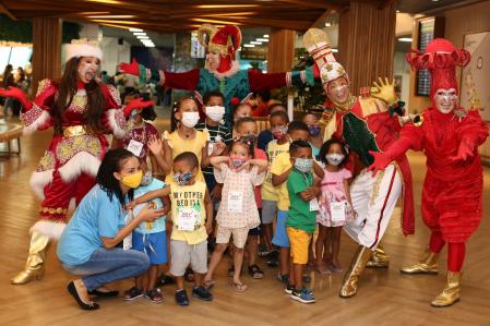 Embarque Encantado: Crianças embarcam em aventura em busca do Papai Noel