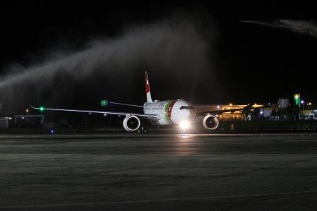 Arco do triunfo e visita de spotters celebram pouso de novo avião da Airbus em Salvador
