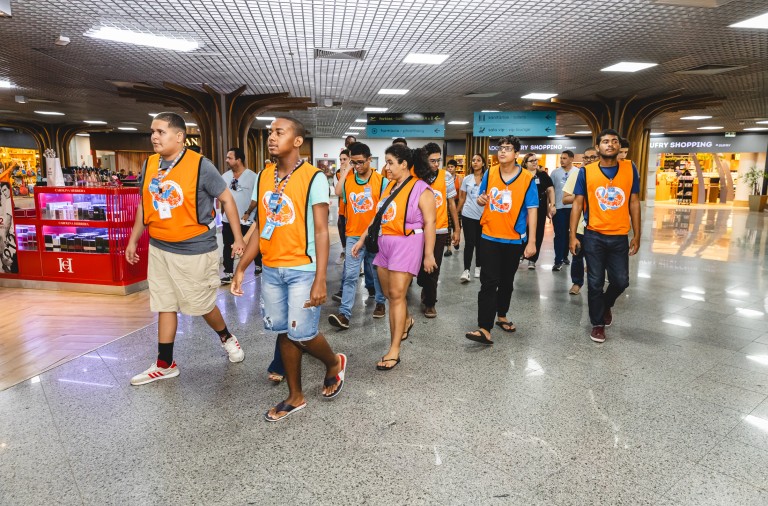 Jovens do espectro autista fazem tour guiado pelo aeroporto a partir de parceria entre Salvador Bahia Airport e CRE-TEA