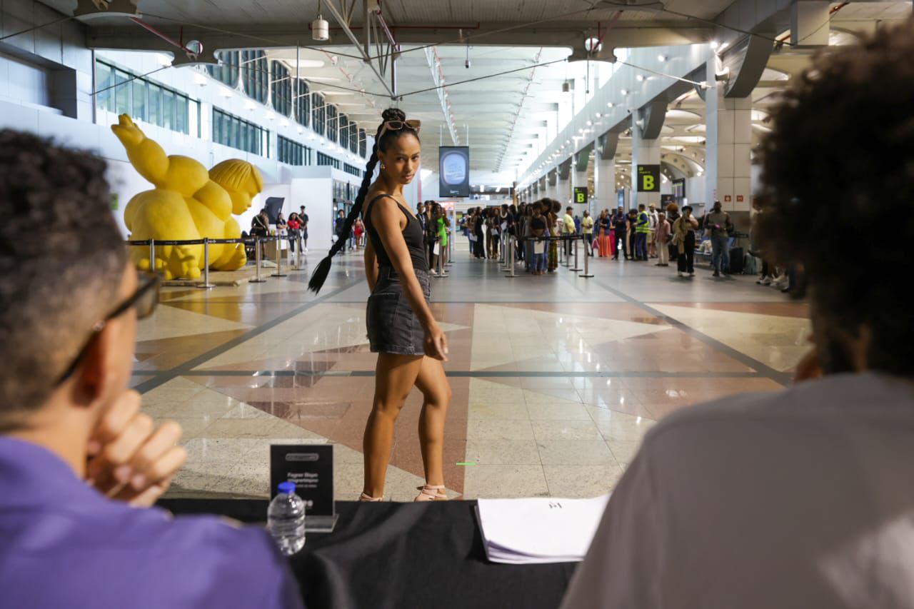 Aeroporto de Salvador recebe 152 candidatos em seletiva da maior passarela negra do Brasil 